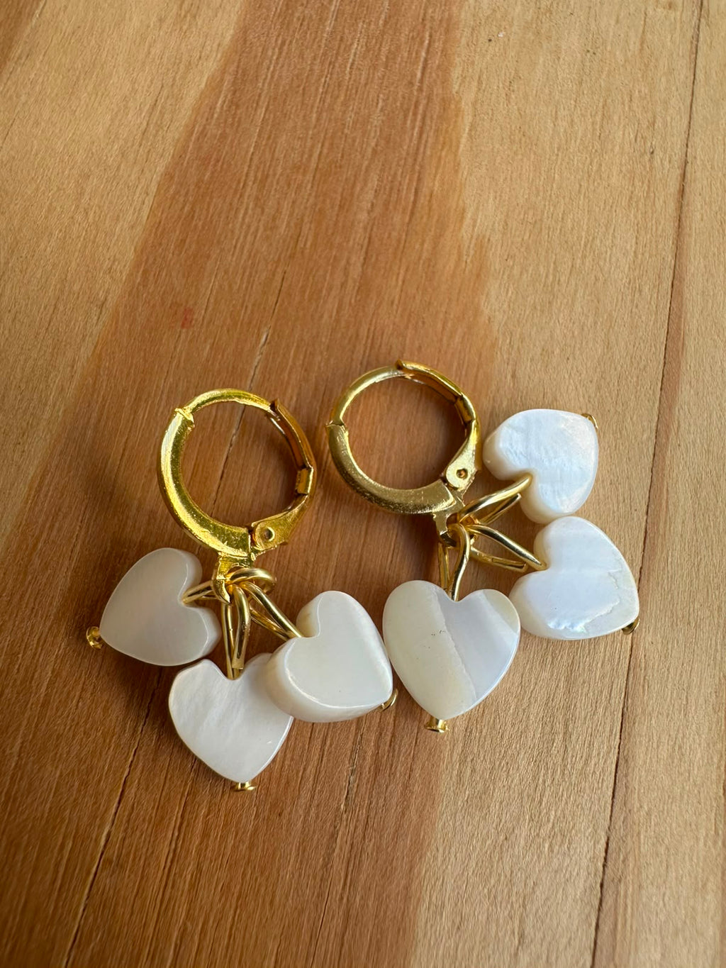 Brinco coraçãozinho madrepérola