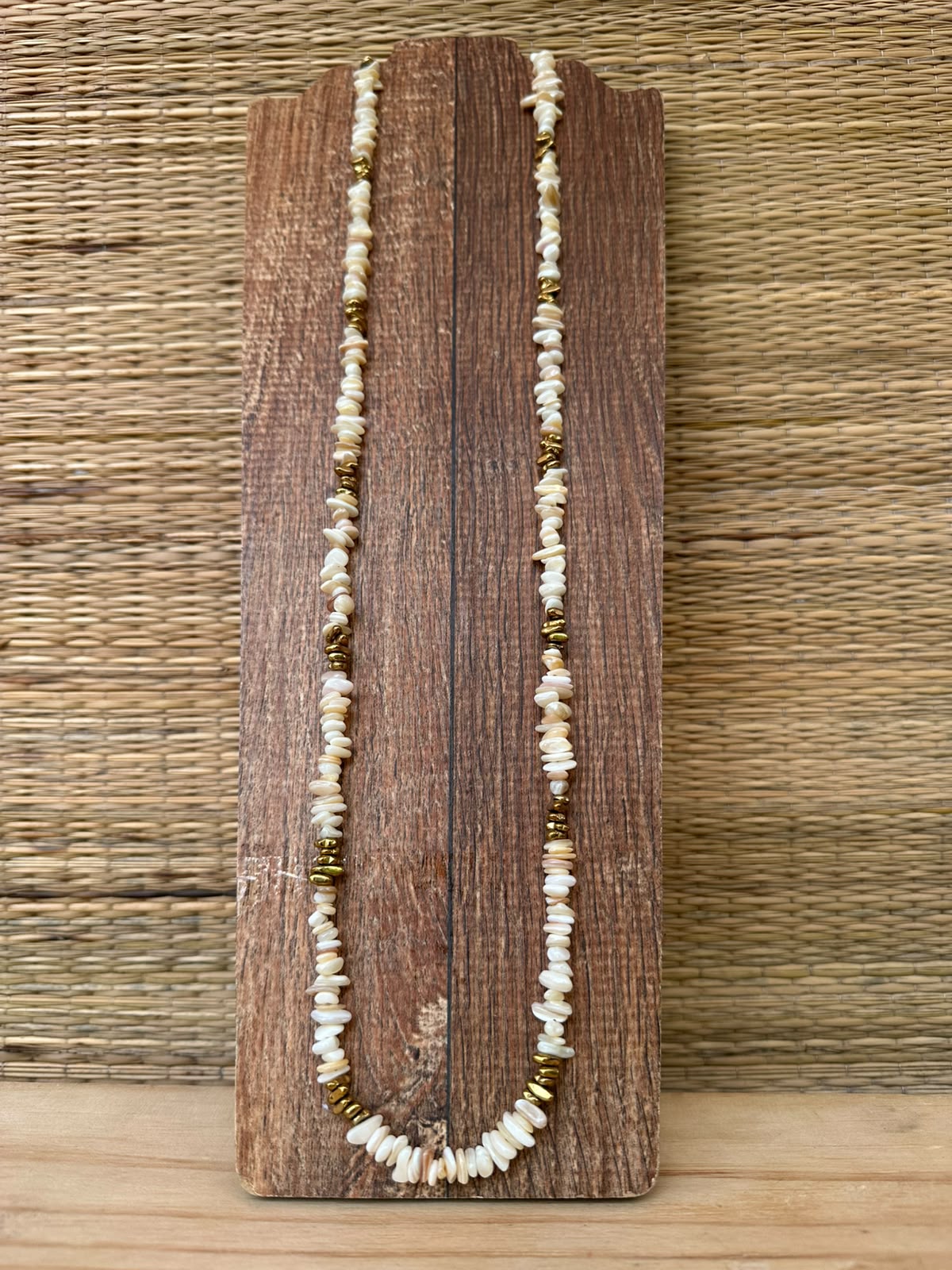 Colar Longo Cascalho de Madreperola com Hematita